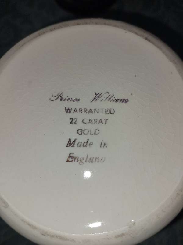 A COLLECTION OF VINTAGE AND ANTIQUE MUGS AND BEER MUGS SOLD AS IS