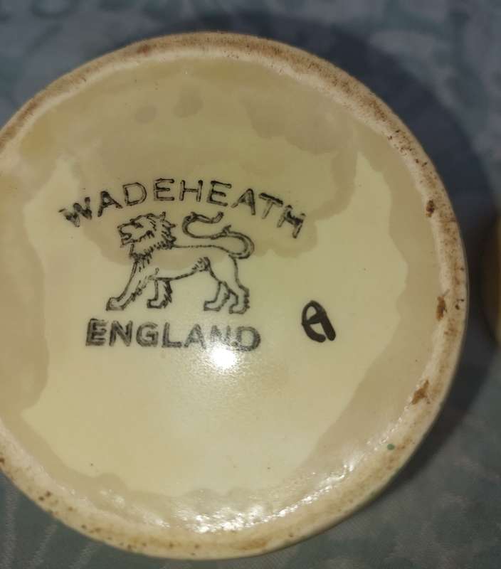 A VINTAGE WADEHEATH ENGLAND PORCELAIN HONEY POT
