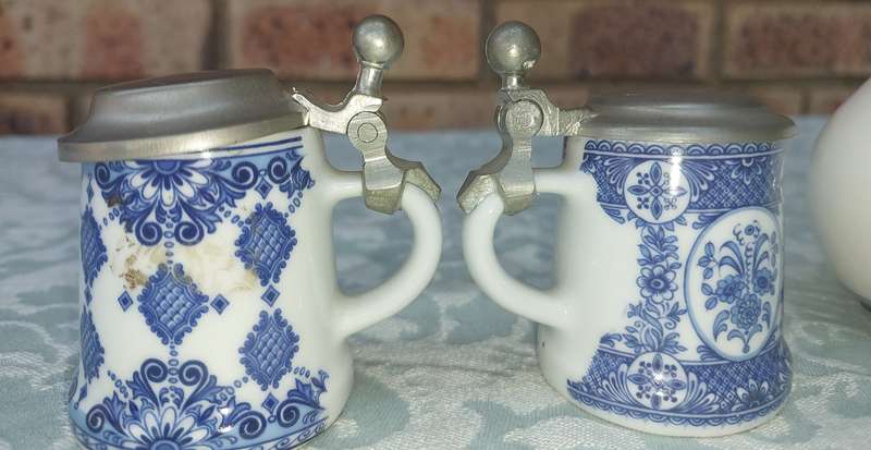 A VINTAGE COLLECTION OF DUTCH PORCELAIN MEMORABILIA & FIGURINES