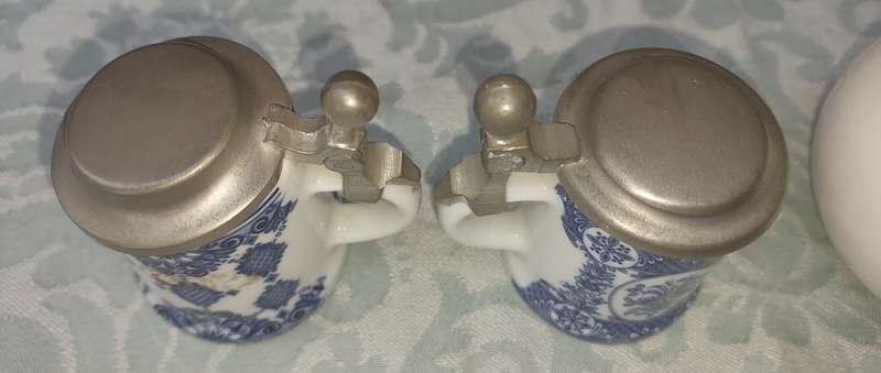 A VINTAGE COLLECTION OF DUTCH PORCELAIN MEMORABILIA & FIGURINES