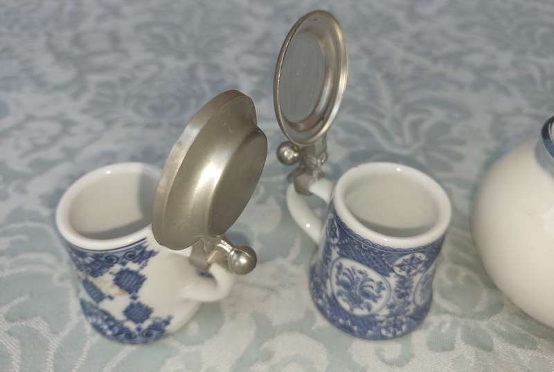 A VINTAGE COLLECTION OF DUTCH PORCELAIN MEMORABILIA & FIGURINES