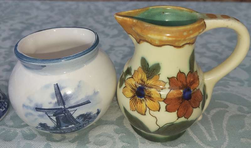 A VINTAGE COLLECTION OF DUTCH PORCELAIN MEMORABILIA & FIGURINES