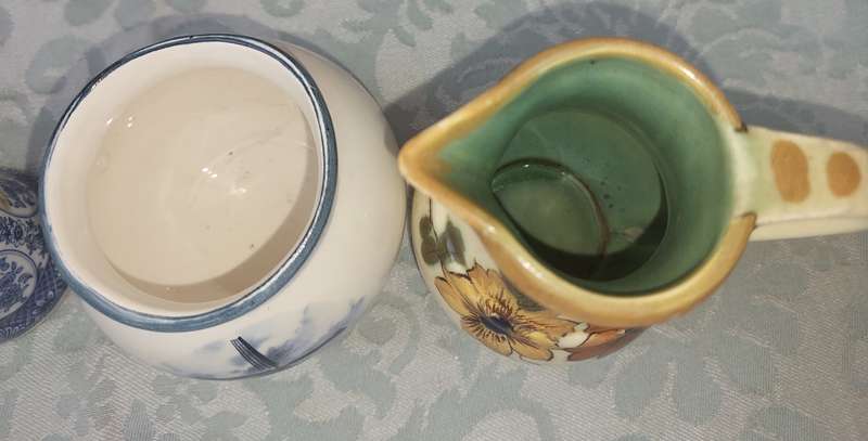 A VINTAGE COLLECTION OF DUTCH PORCELAIN MEMORABILIA & FIGURINES