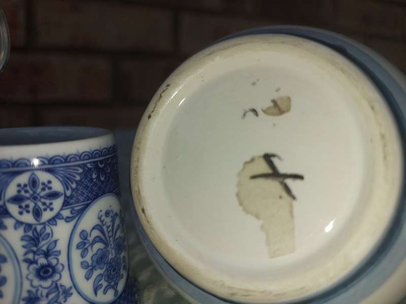 A VINTAGE COLLECTION OF DUTCH PORCELAIN MEMORABILIA & FIGURINES