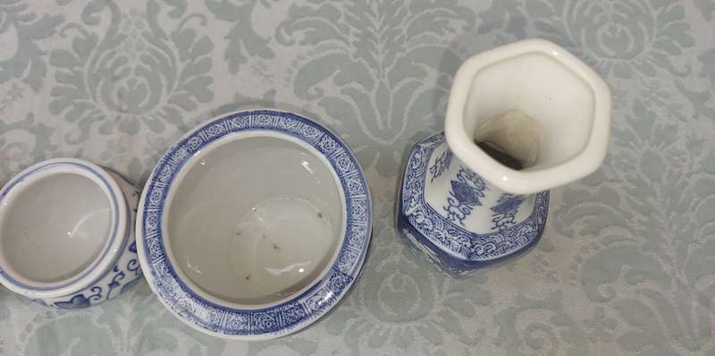 A COLLECTION OF CHINESE PORCELAIN MING STYLE MINIATURE FLOWERPOTS AND VASES