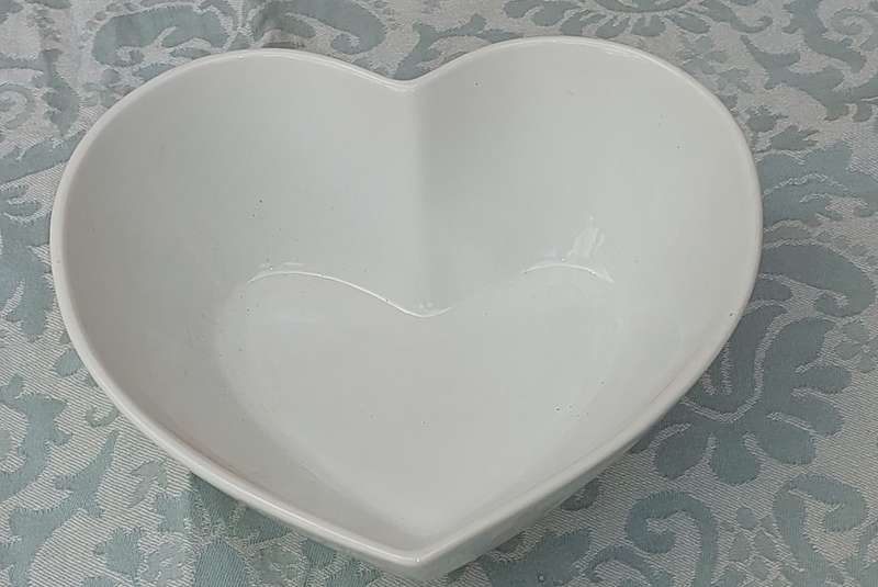AN ART DECOR HEART SHAPED PORCELAIN PURE WHITE SERVING BOWL