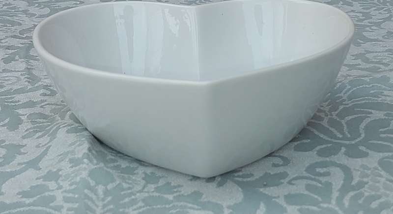 AN ART DECOR HEART SHAPED PORCELAIN PURE WHITE SERVING BOWL