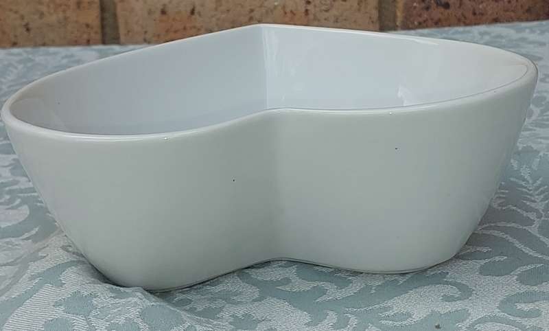AN ART DECOR HEART SHAPED PORCELAIN PURE WHITE SERVING BOWL