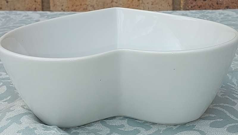 AN ART DECOR HEART SHAPED PORCELAIN PURE WHITE SERVING BOWL