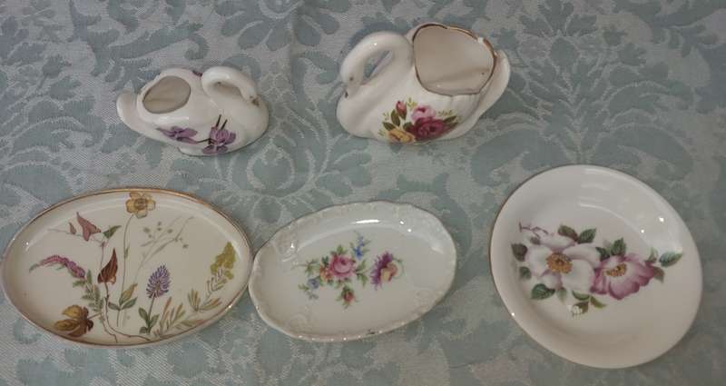 AN ANTIQUE COLLECTION OF FINE ROSE FIGURINE AND MINIATURE PLATTERS