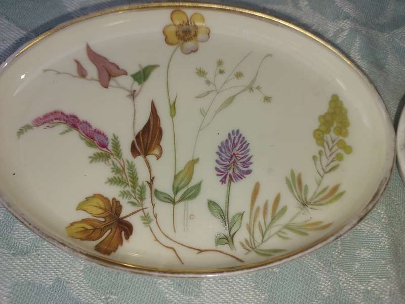 AN ANTIQUE COLLECTION OF FINE ROSE FIGURINE AND MINIATURE PLATTERS