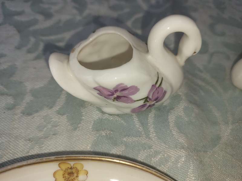 AN ANTIQUE COLLECTION OF FINE ROSE FIGURINE AND MINIATURE PLATTERS