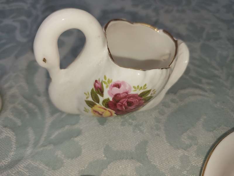 AN ANTIQUE COLLECTION OF FINE ROSE FIGURINE AND MINIATURE PLATTERS