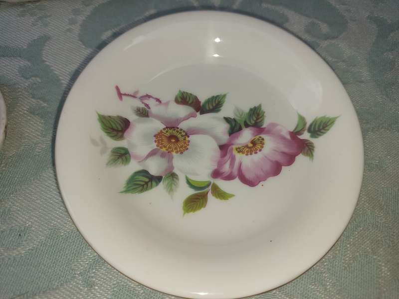 AN ANTIQUE COLLECTION OF FINE ROSE FIGURINE AND MINIATURE PLATTERS