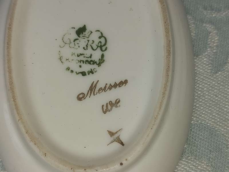 AN ANTIQUE COLLECTION OF FINE ROSE FIGURINE AND MINIATURE PLATTERS