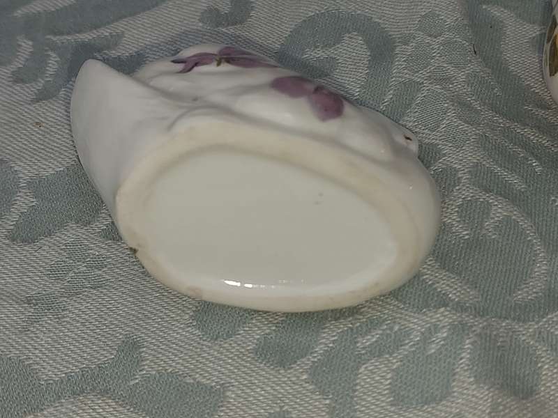 AN ANTIQUE COLLECTION OF FINE ROSE FIGURINE AND MINIATURE PLATTERS