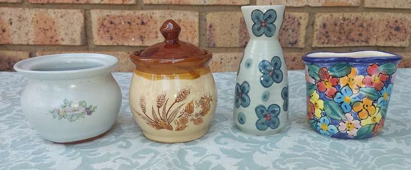 A MIXED JOBLOT COLLECTION PORCELAIN CERAMIC CONTAINERS