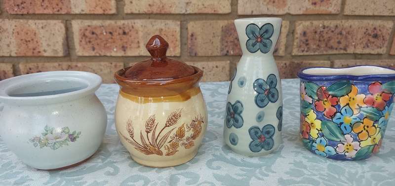 A MIXED JOBLOT COLLECTION PORCELAIN CERAMIC CONTAINERS
