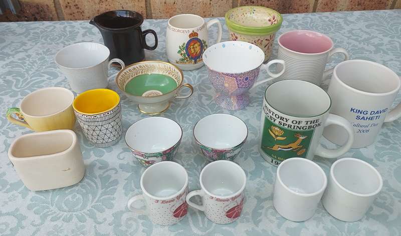 A VINTAGE COLLECTION CUPS , MUGS AND SUGAR BOWLS PORCELAIN AND CERAMICS