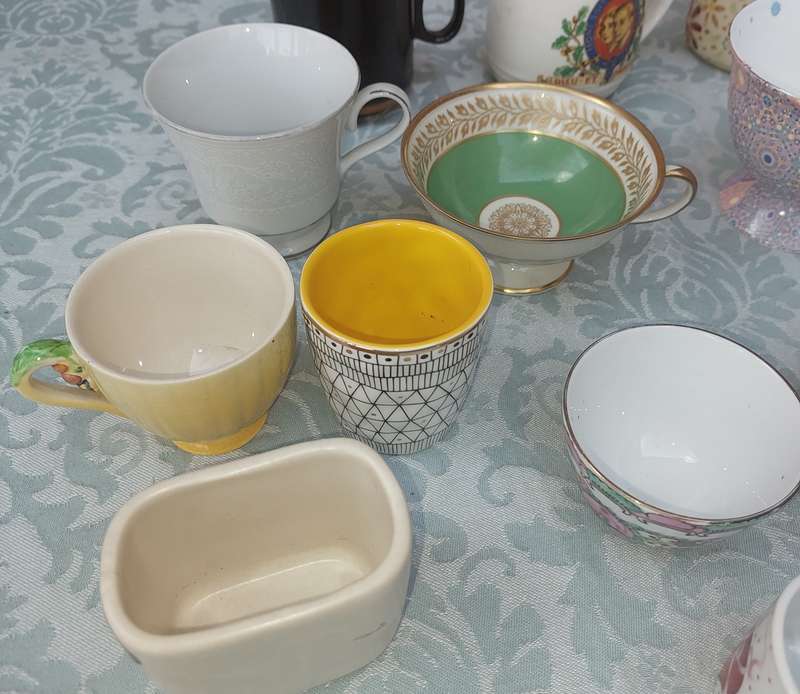 A VINTAGE COLLECTION CUPS , MUGS AND SUGAR BOWLS PORCELAIN AND CERAMICS