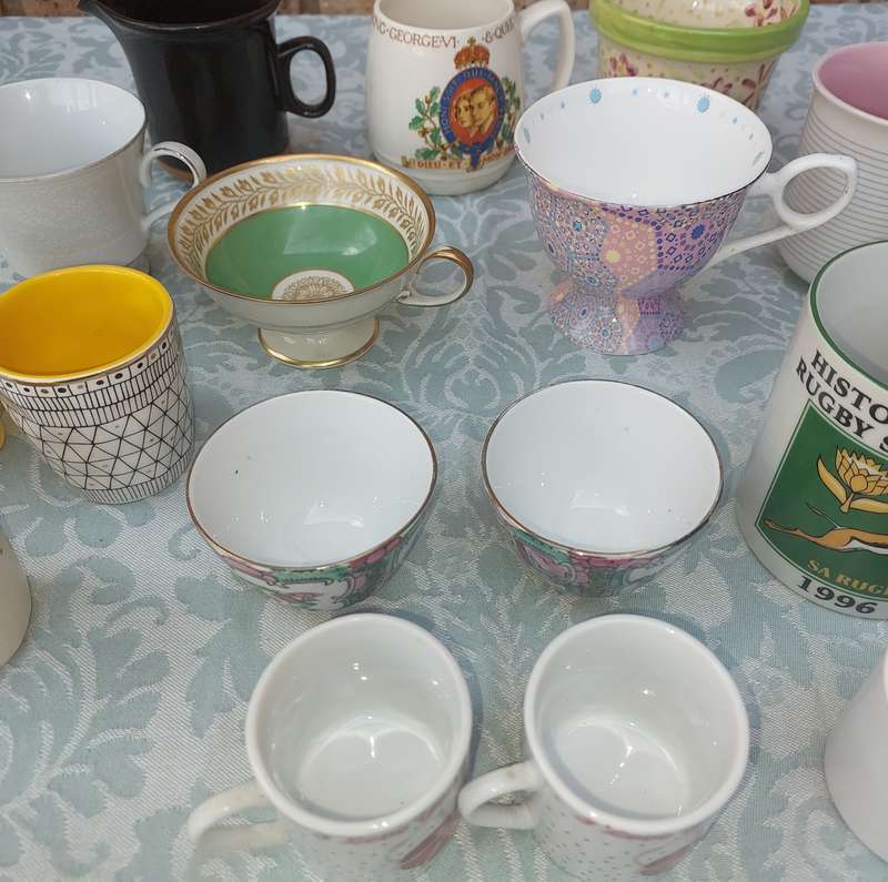 A VINTAGE COLLECTION CUPS , MUGS AND SUGAR BOWLS PORCELAIN AND CERAMICS