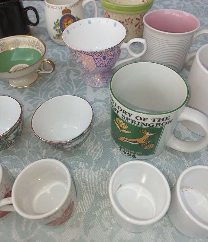 A VINTAGE COLLECTION CUPS , MUGS AND SUGAR BOWLS PORCELAIN AND CERAMICS