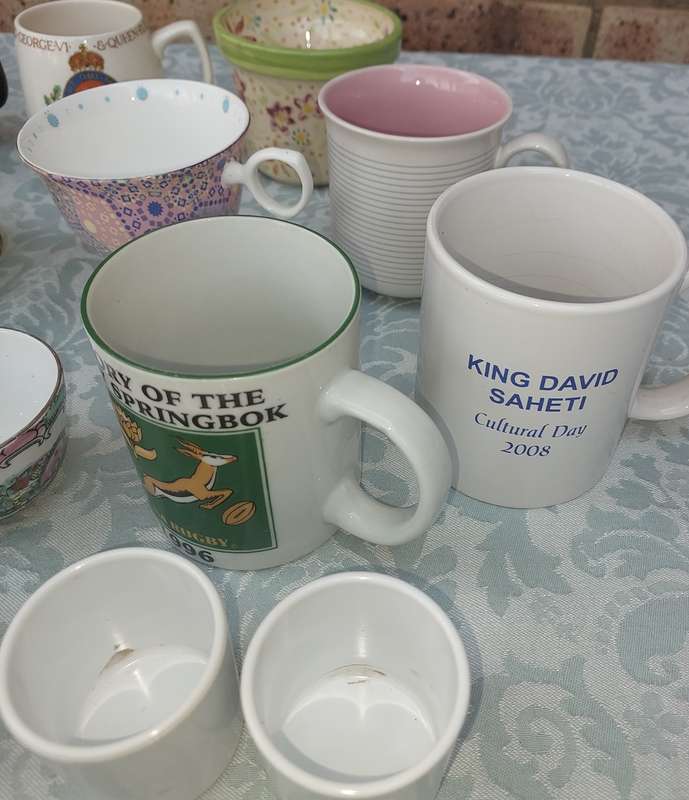 A VINTAGE COLLECTION CUPS , MUGS AND SUGAR BOWLS PORCELAIN AND CERAMICS
