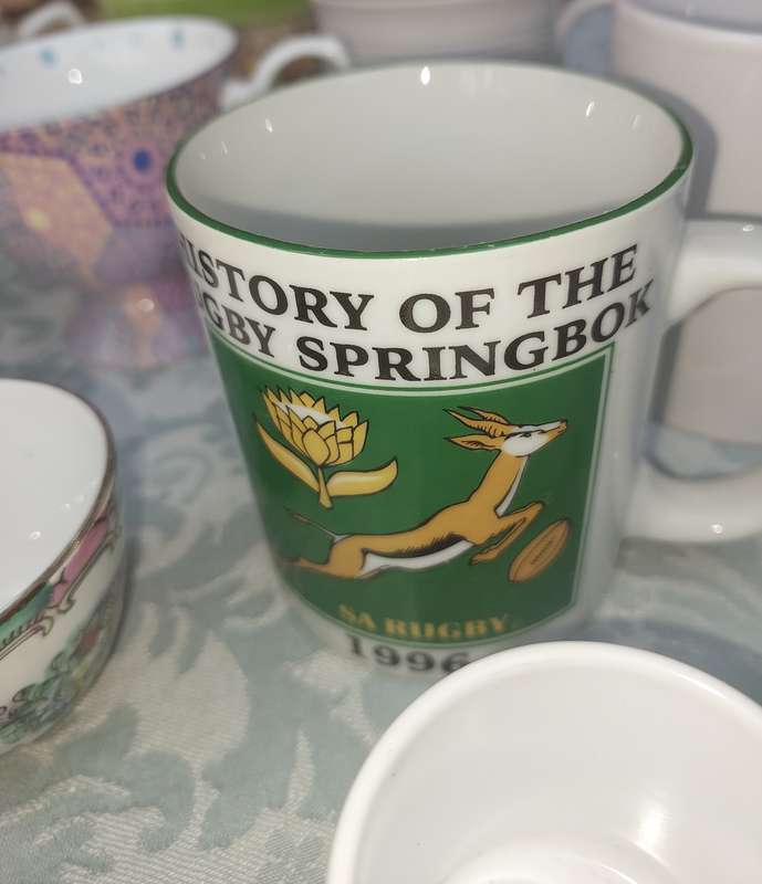 A VINTAGE COLLECTION CUPS , MUGS AND SUGAR BOWLS PORCELAIN AND CERAMICS