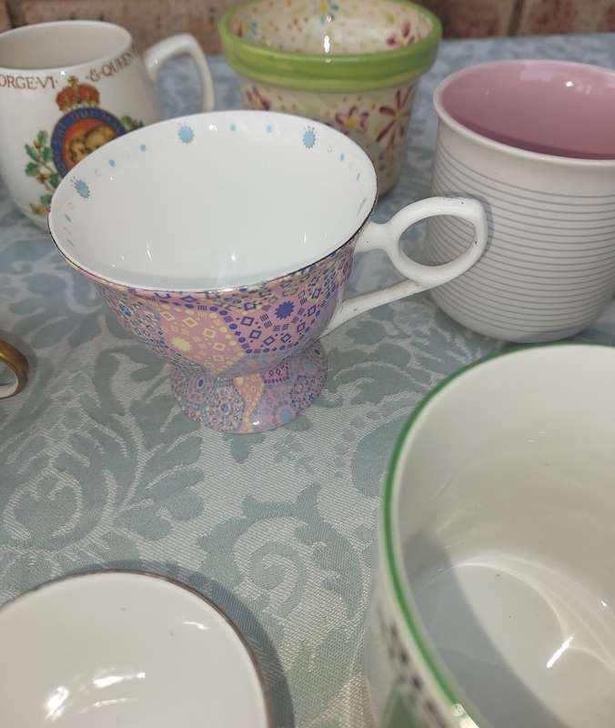 A VINTAGE COLLECTION CUPS , MUGS AND SUGAR BOWLS PORCELAIN AND CERAMICS