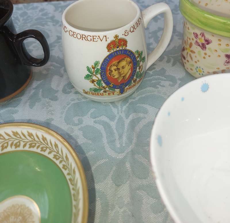 A VINTAGE COLLECTION CUPS , MUGS AND SUGAR BOWLS PORCELAIN AND CERAMICS