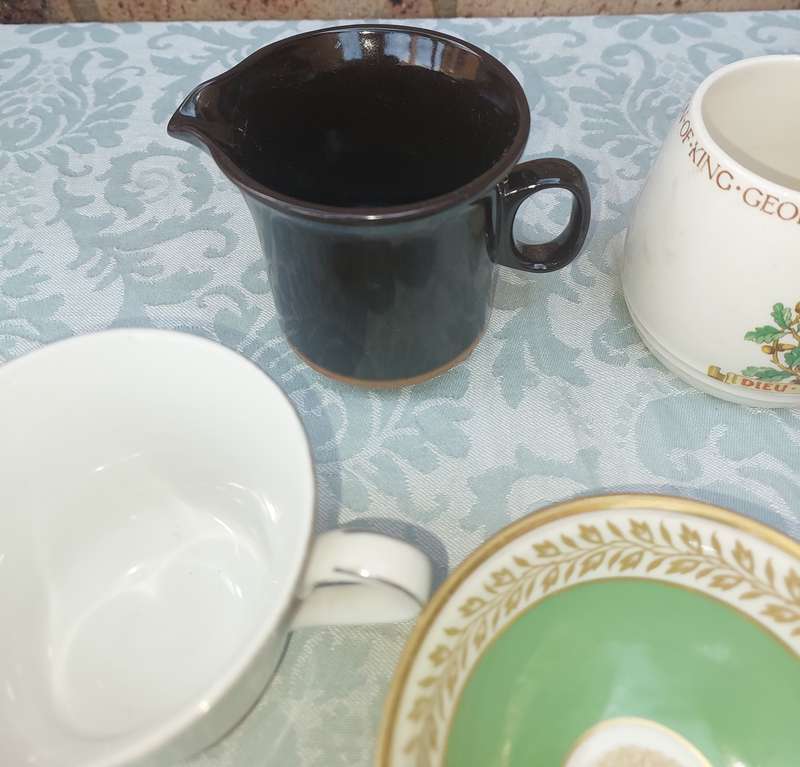 A VINTAGE COLLECTION CUPS , MUGS AND SUGAR BOWLS PORCELAIN AND CERAMICS