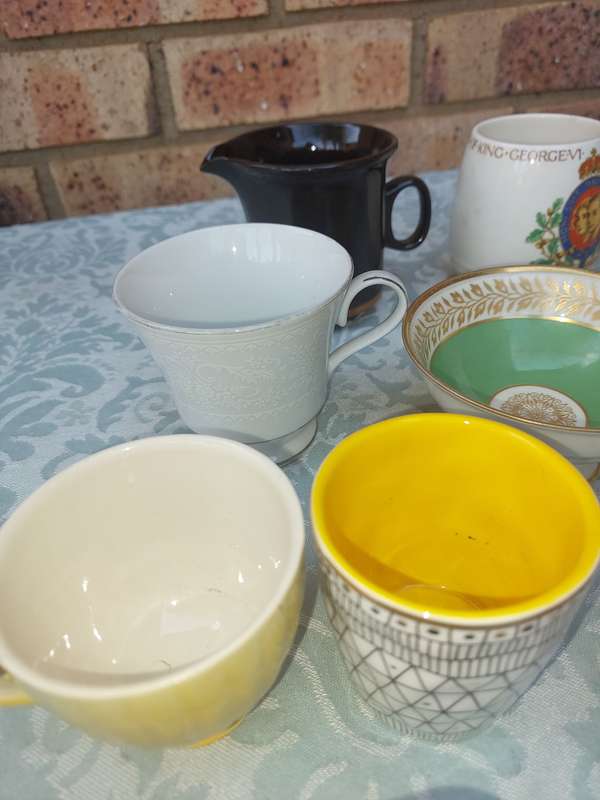 A VINTAGE COLLECTION CUPS , MUGS AND SUGAR BOWLS PORCELAIN AND CERAMICS
