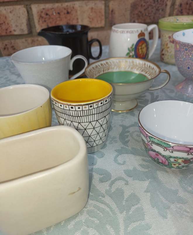 A VINTAGE COLLECTION CUPS , MUGS AND SUGAR BOWLS PORCELAIN AND CERAMICS