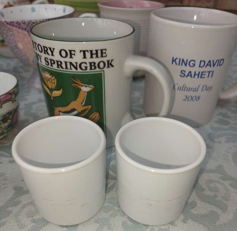 A VINTAGE COLLECTION CUPS , MUGS AND SUGAR BOWLS PORCELAIN AND CERAMICS