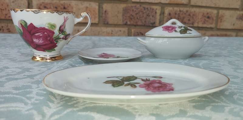 A COLLECTION OF VINTAGE ENGLISH PORCELAIN