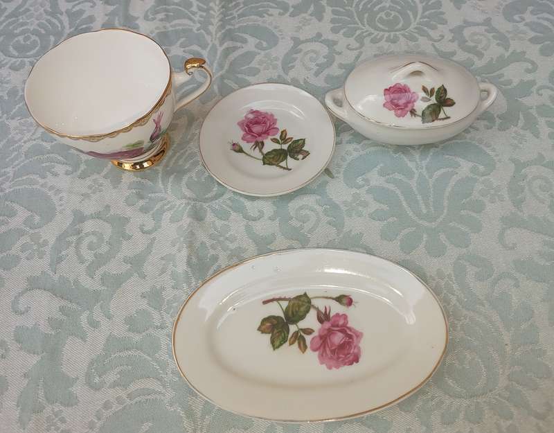 A COLLECTION OF VINTAGE ENGLISH PORCELAIN