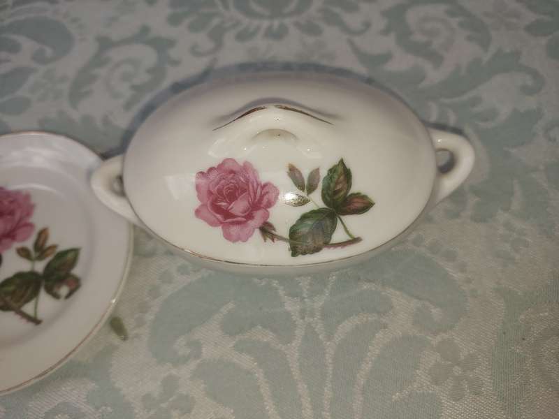 A COLLECTION OF VINTAGE ENGLISH PORCELAIN