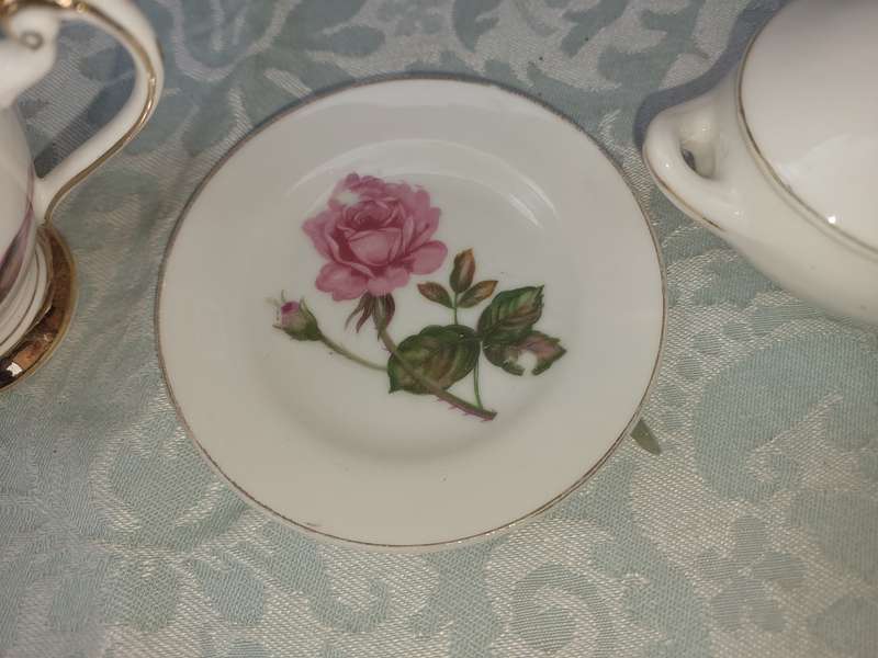 A COLLECTION OF VINTAGE ENGLISH PORCELAIN