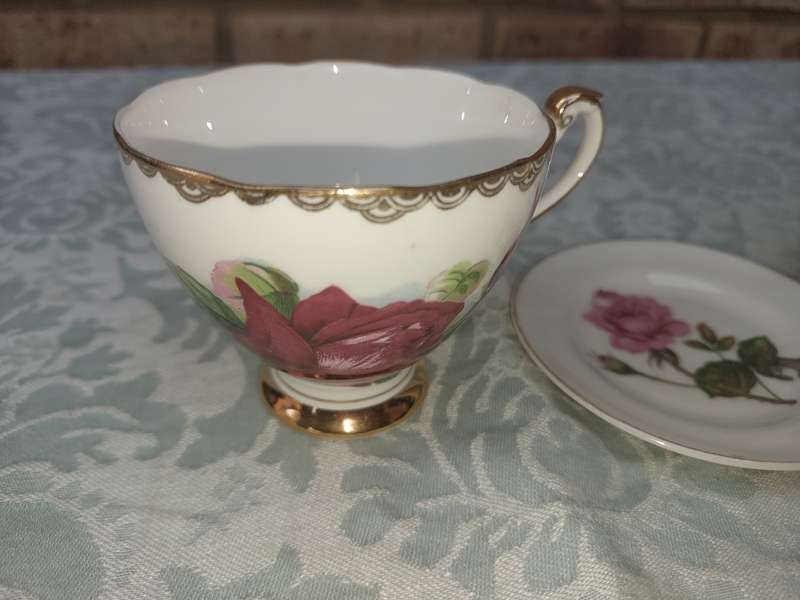 A COLLECTION OF VINTAGE ENGLISH PORCELAIN