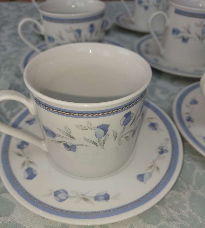 A VINTAGE COLLECTION OF SEVEN TEA CUPS AND EIGHT SAUCERS  BY HANDJADE CHINA