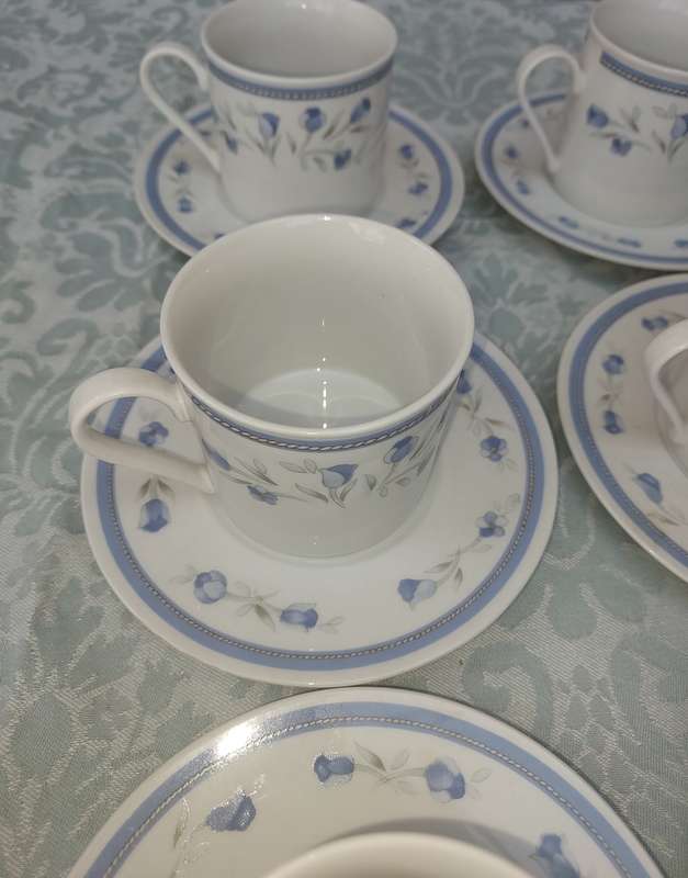A VINTAGE COLLECTION OF SEVEN TEA CUPS AND EIGHT SAUCERS  BY HANDJADE CHINA