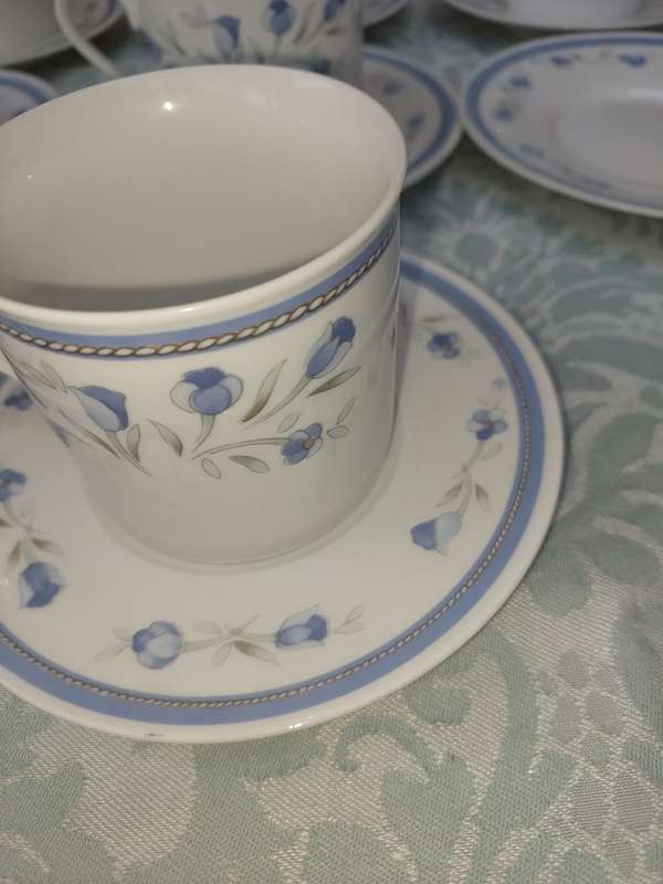 A VINTAGE COLLECTION OF SEVEN TEA CUPS AND EIGHT SAUCERS  BY HANDJADE CHINA