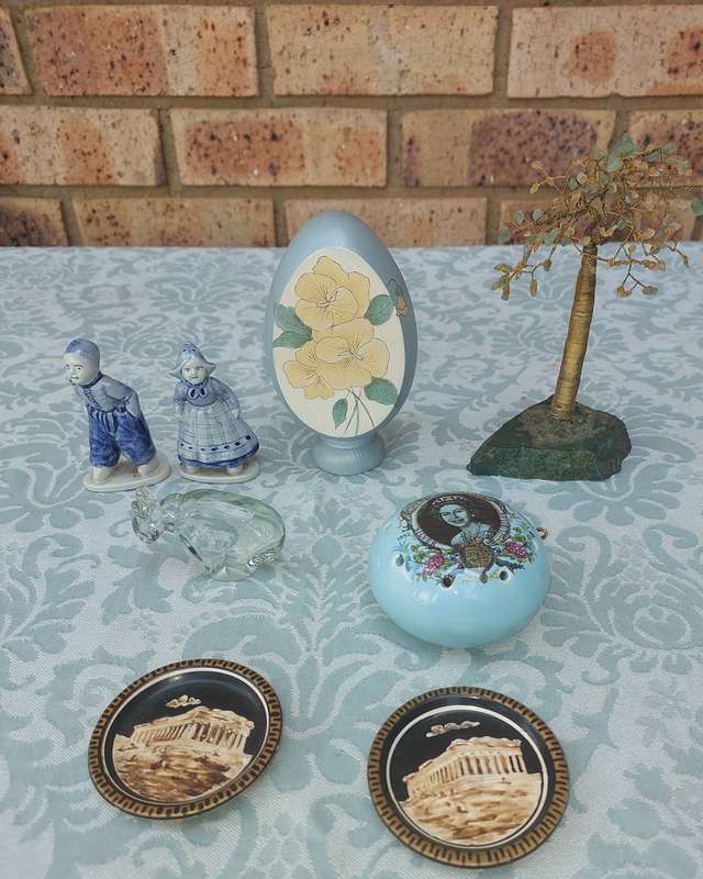 A COLLECTION OF FIGURINES AND ORNAMENTS