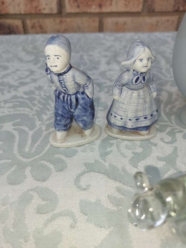 A COLLECTION OF FIGURINES AND ORNAMENTS