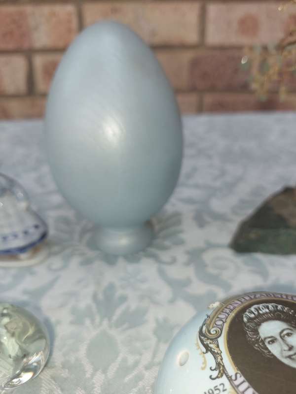 A COLLECTION OF FIGURINES AND ORNAMENTS