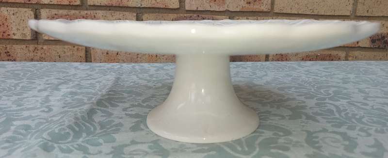 AN ORNATE WHITE CERAMIC FRUIT STAND