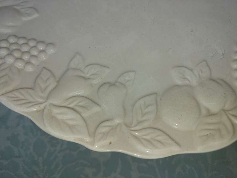 AN ORNATE WHITE CERAMIC FRUIT STAND