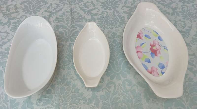 A COLLECTION OF 3 AU GRATIN DISHES SOLD AS IS