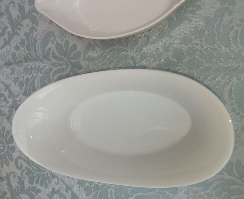 A COLLECTION OF 3 AU GRATIN DISHES SOLD AS IS