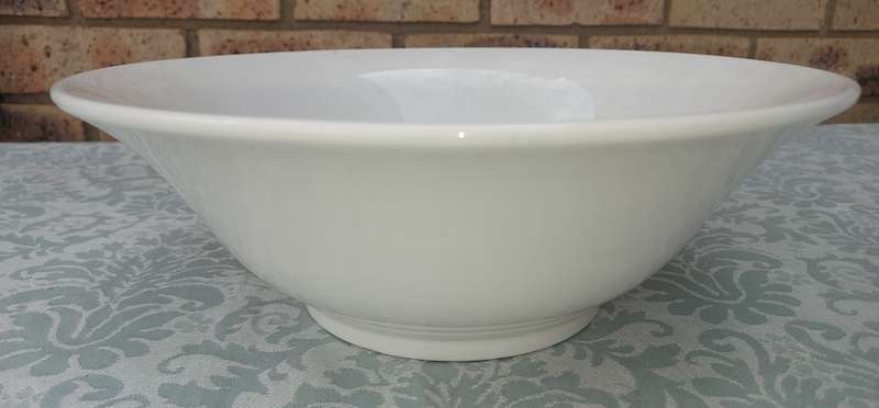 A MAXWELL AND WILLIAMS BASIC WHITE PORCELAIN SERVING BOWL